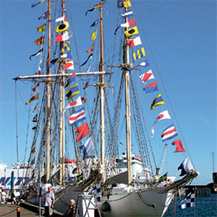 Специальные флаги на кораблях